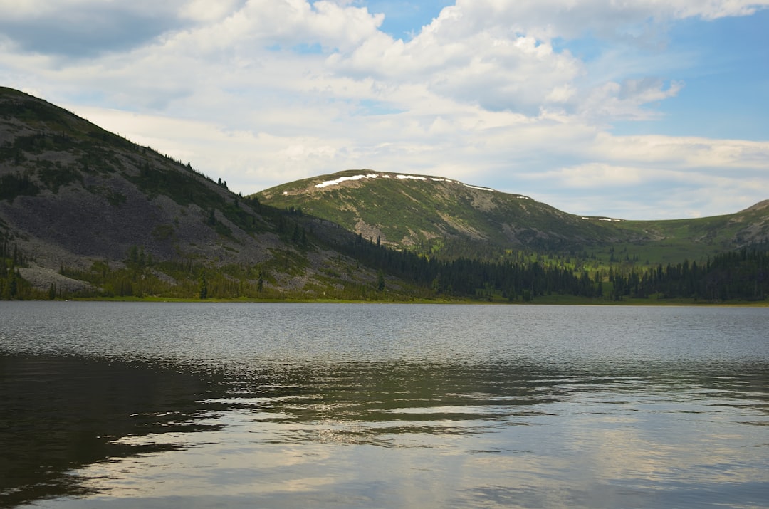 Niezwykłe jeziora krasowe: cud natury